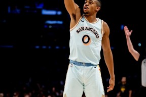 包含赛前圣安东尼奥马刺调整名单以备NBA常规赛；强势反弹环节打磨；管理层满意；团队化学反应显著的词条爱游戏APP下载